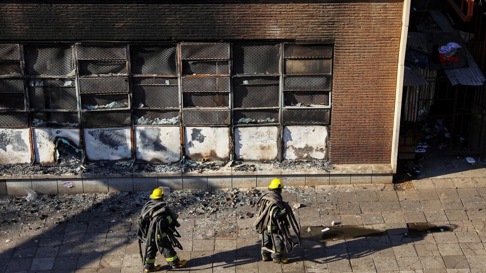 شمار قربانیان آتش‌سوزی در ساختمانی در آفریقای جنوبی به ۶۳ نفر رسید